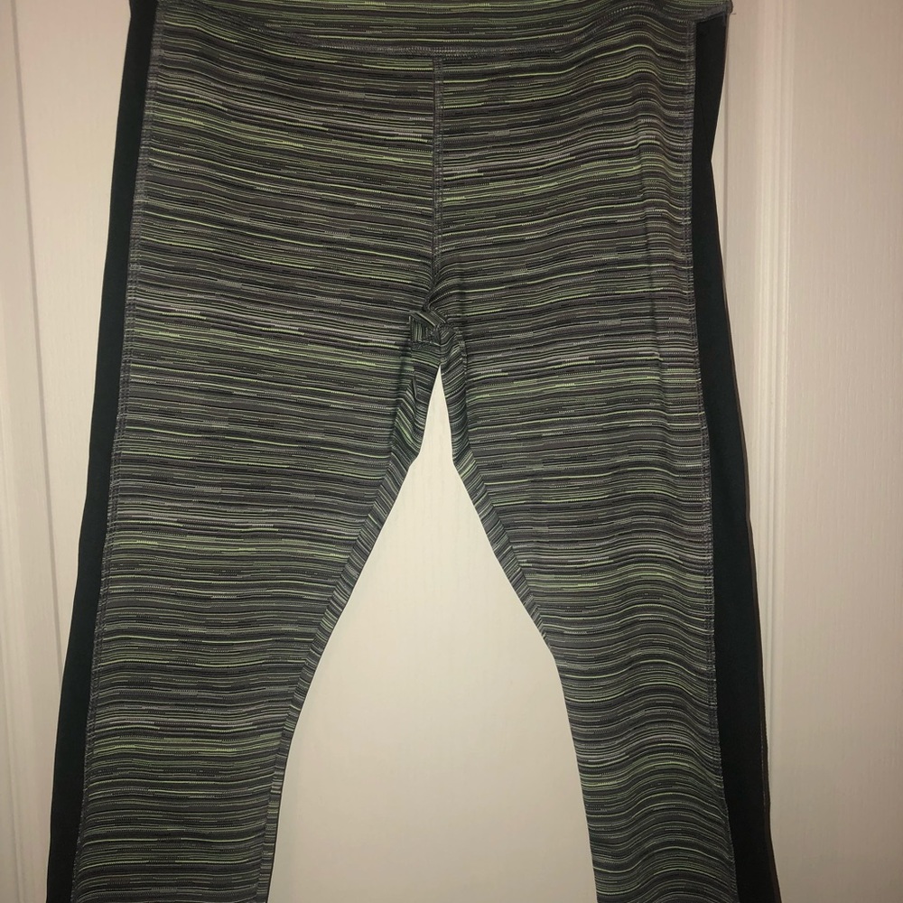 Cropped leggings, black and neon